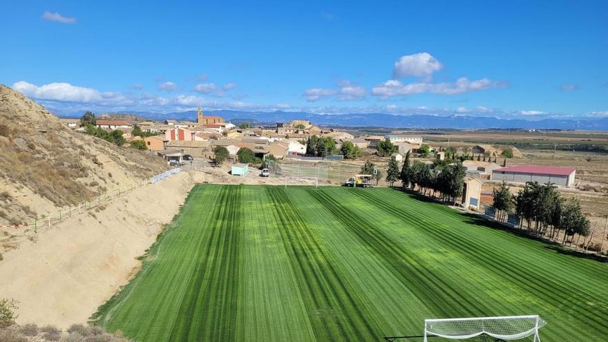 Un pueblo de Zaragoza de 60 habitantes recupera su equipo de fútbol y reinaugura su césped natural 20 años después: "La plantilla está completa"