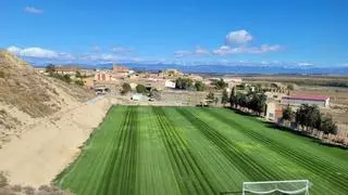Un pueblo de Zaragoza de 60 habitantes recupera su equipo de fútbol y reinaugura su césped natural 20 años después: "La plantilla está completa"
