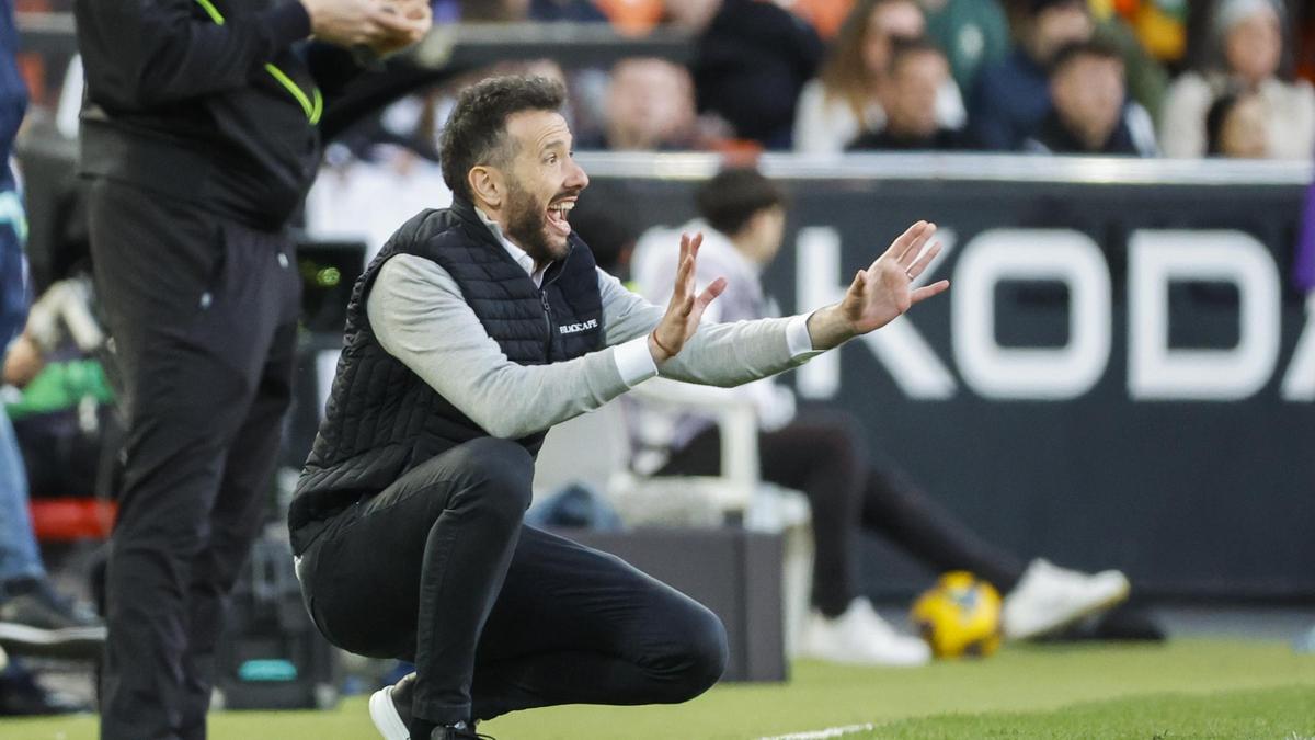 El entrenador del Valencia CF, Carlos Corberán, ayer, durante el partido ante el Mallorca en Mestalla.