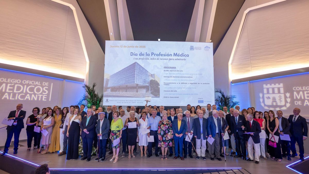 Los médicos más veteranos en primera fila en el homenaje