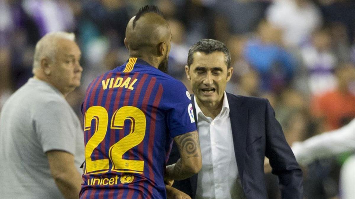 Ernesto Valverde da las últimas instrucciones a Arturo Vidal