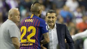 Ernesto Valverde da las últimas instrucciones a Arturo Vidal