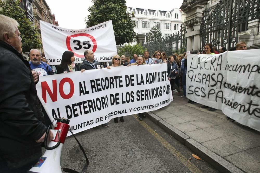 Protesta de funcionarios durante la celebración del pleno de la Junta General del Principado