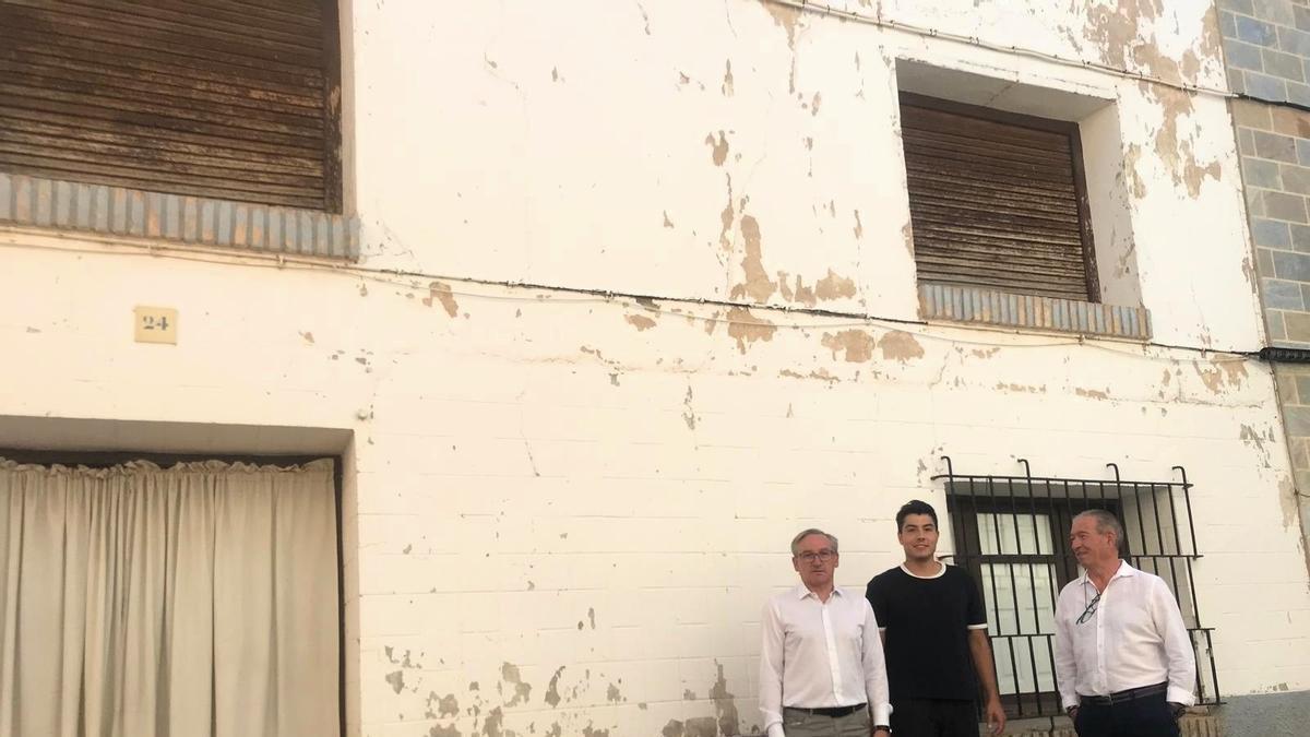 El presidente de la Diputación Provincial de Teruel, Joaquín Juste, visita la localidad de Loscos, junto a su alcalde, Miguel Bailo, y el diputado provincial Francisco Narro.