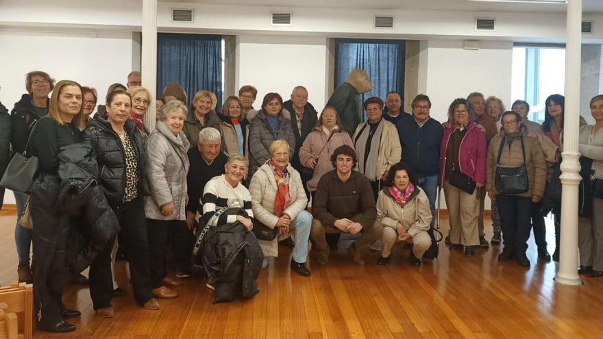 Vecinos de Nigrán y de Tomiño visitan la Bienal Laxeiro |
