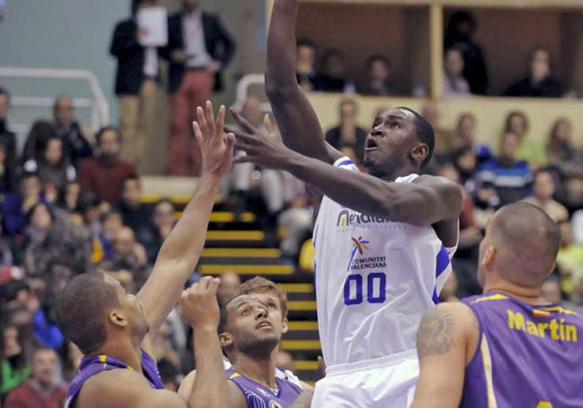 Tres jugadores del Valladolid rodean a Pape Sow.
