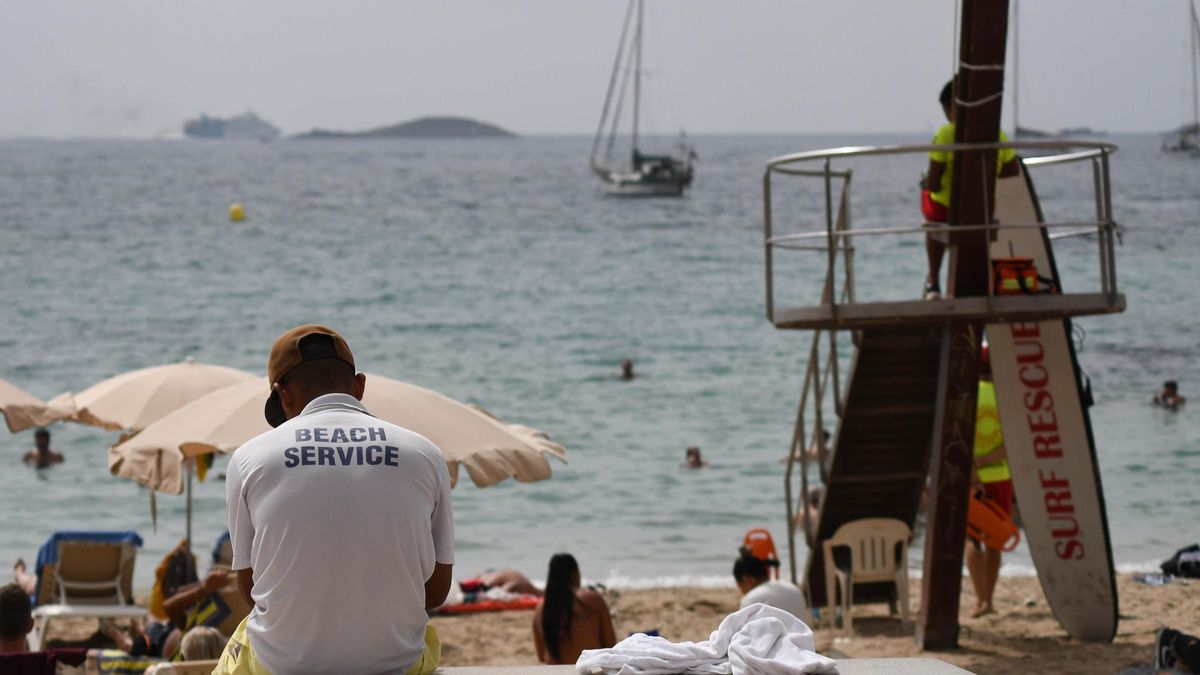 Un socorrista en una playa de Ibiza, en una imagen de archivo