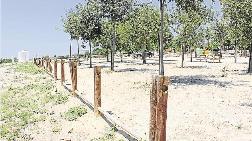 destrozan parte de las vallas QUE RODEAN los merenderos SITUADOS JUNTO A la antigua estación de ferrocarril