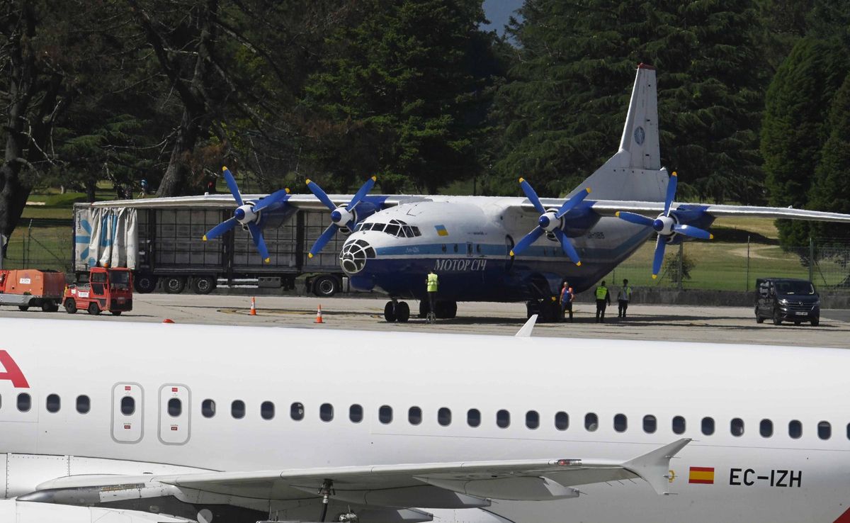 Descarga del avión An-12 en el aeropuerto de Peinador con motores para Stellantis