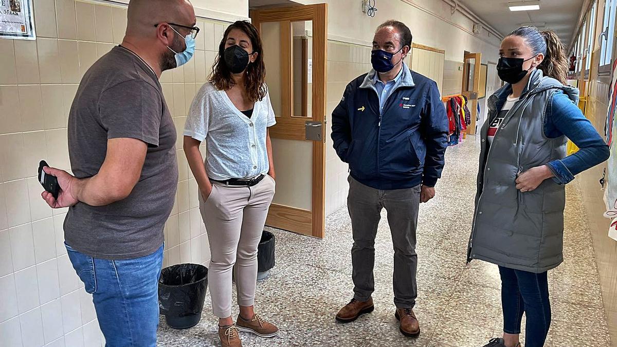 José Crespo y Begoña Blanco, ayer, con responsables del CEIP de Prado.