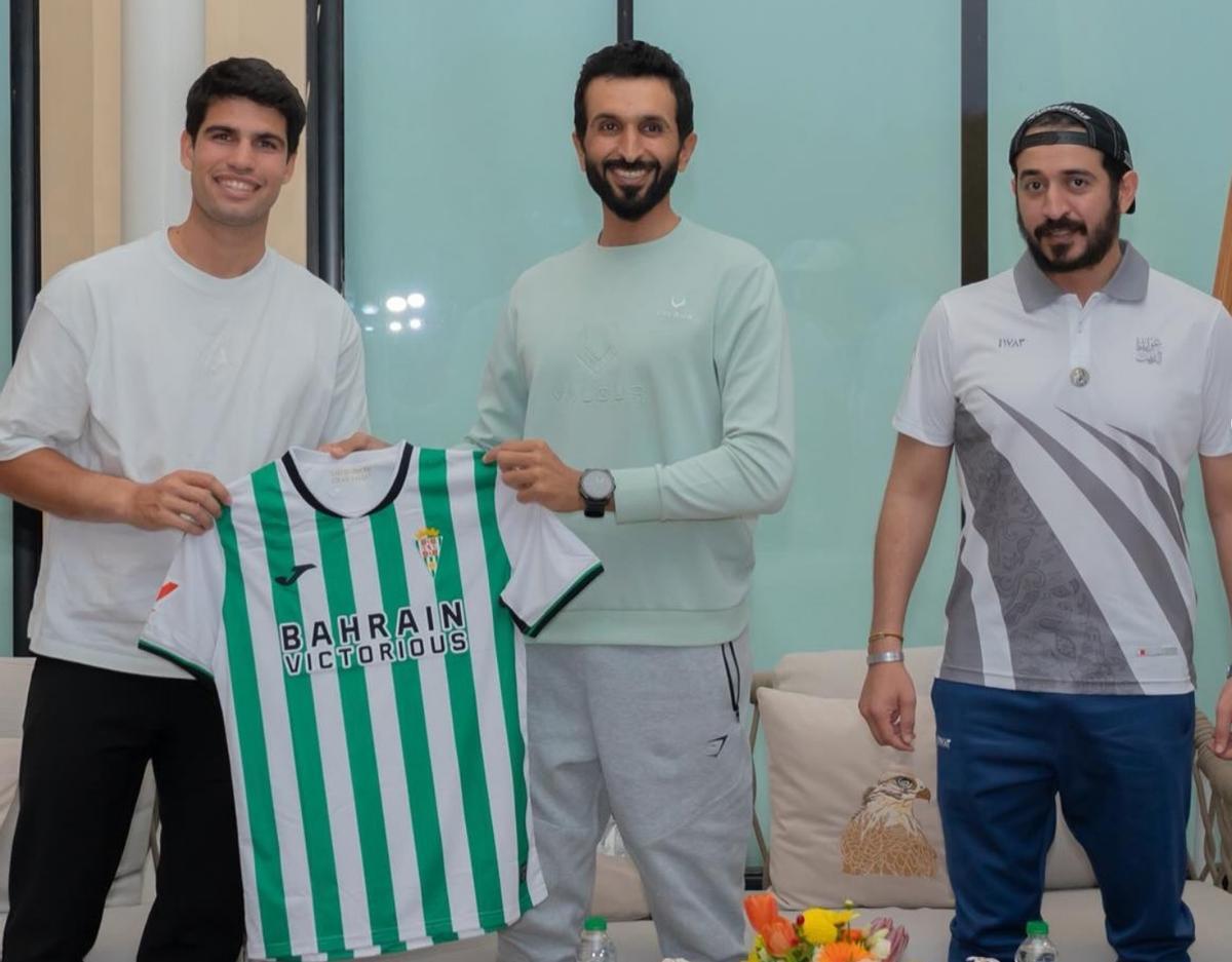Carlos Alcaraz recibe la camiseta del Córdoba CF de Nasser bin Hamad Al Khalifa, en presencia de Khalid bin Hamad Al Khalifa.