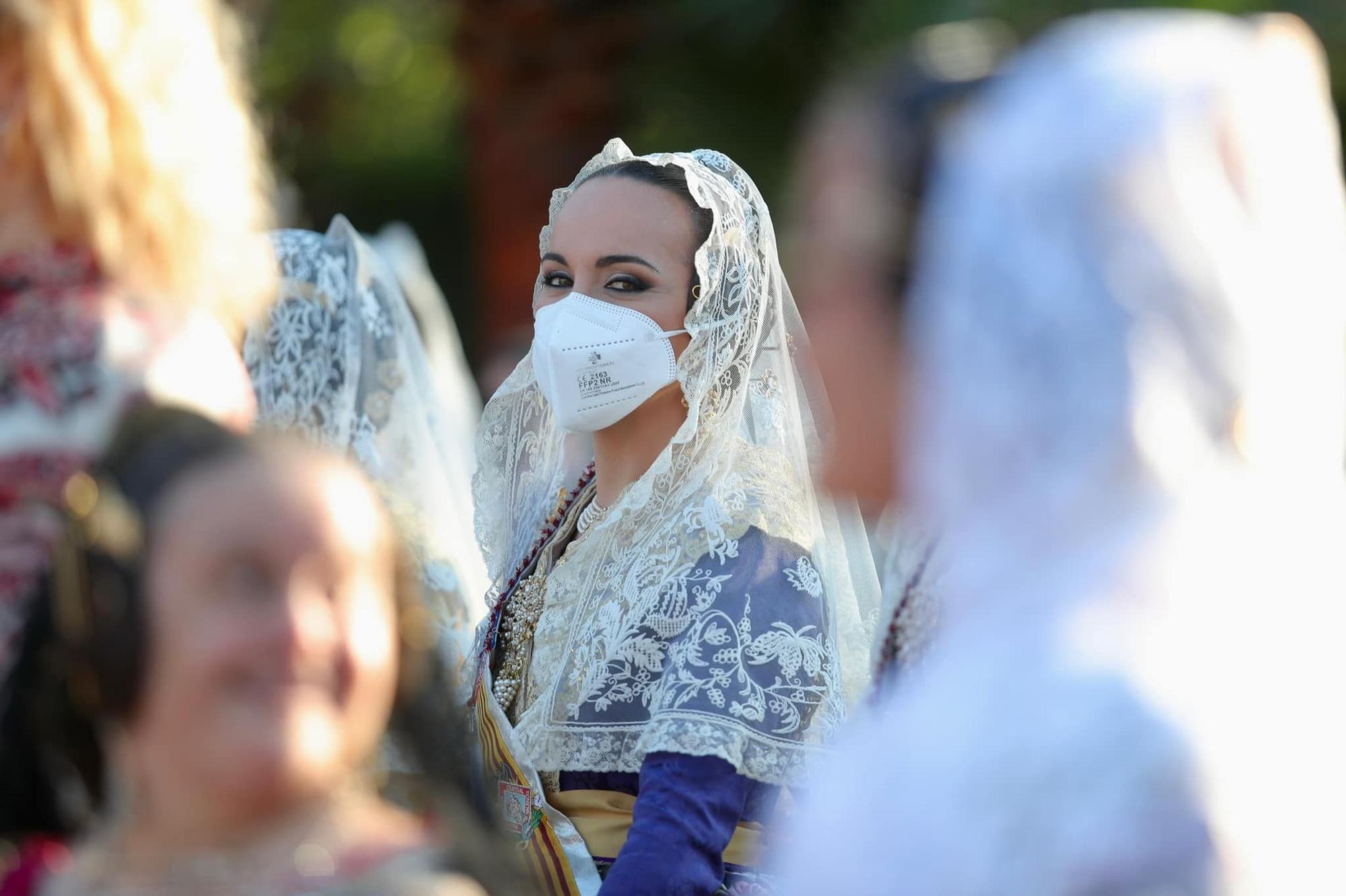 Carmen y la corte recuperan las mascarillas por prudencia sanitaria en el Cottolengo