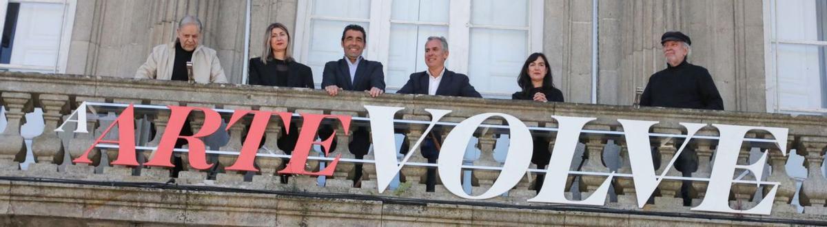El lema de la Bienal luce en el balcón de la Diputación. |  FdV