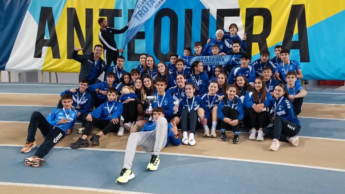 Componentes del Trotasierra participantes en el Campeonato de Andalucía sub 16 de atletismo..
