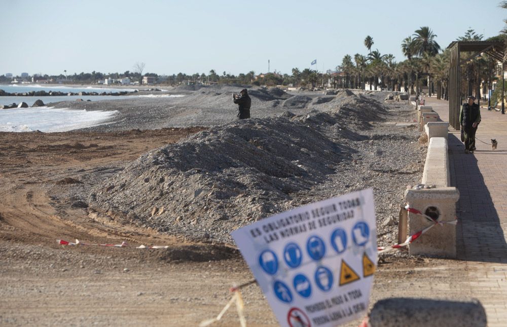 Estado de las obras en la playa de Almenara, con la grava extraída en las playas de Sagunt.