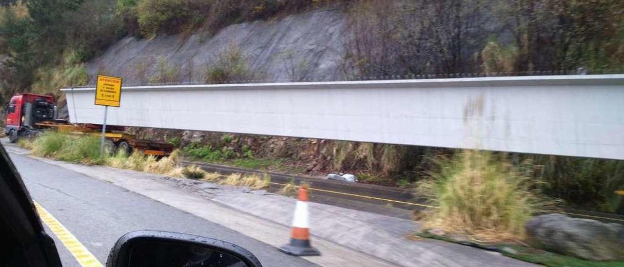 Uno de los vehículos con una pieza para un viaducto, estacionado en el corredor. // Gonzalo Núñez