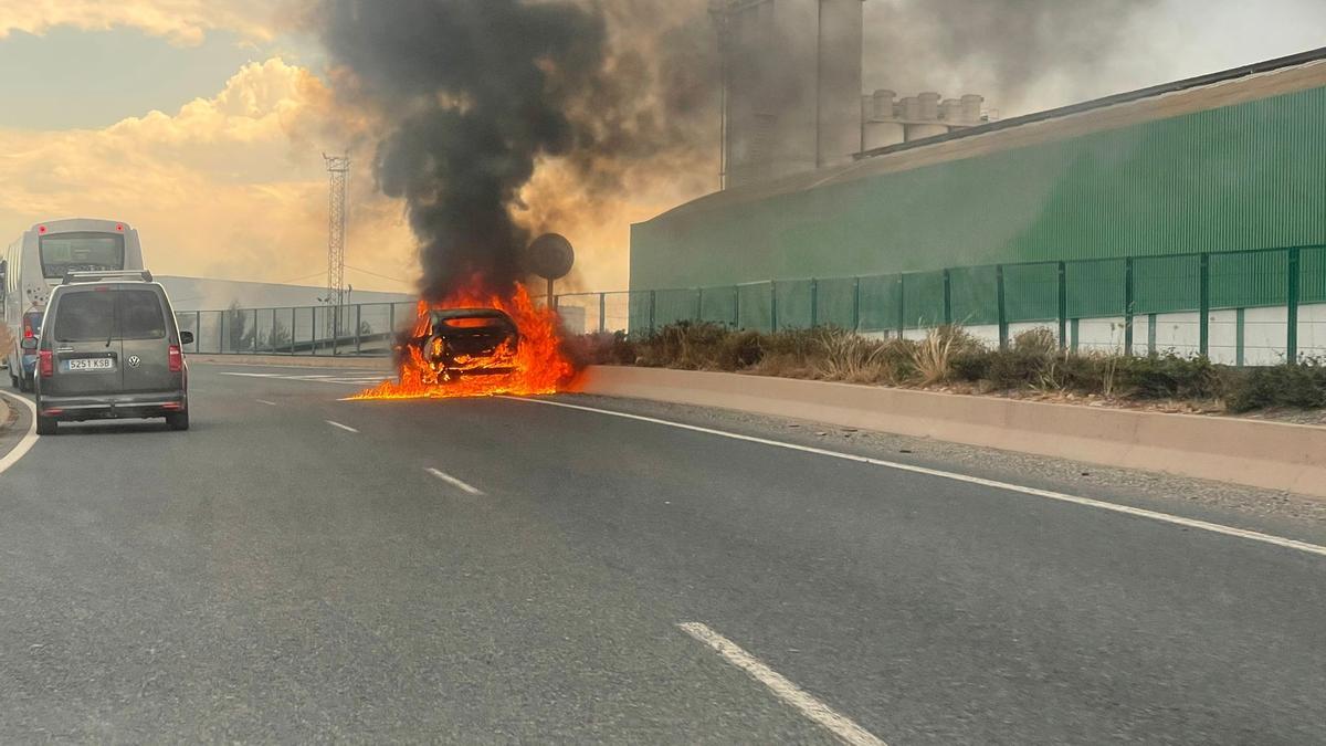 Imagen del coche en llamas, tomada desde otro vehículo.