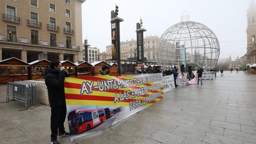 Cacerolada de los trabajadores del bus y el tranvía para exigir a Azcón que medie en el conflicto