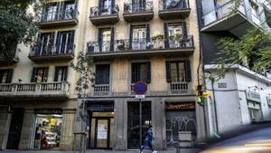 Fachada del inmueble donde se ubica una de las viviendas donse la justicia paró el desalojo. AUTOR: JORDI OTIX