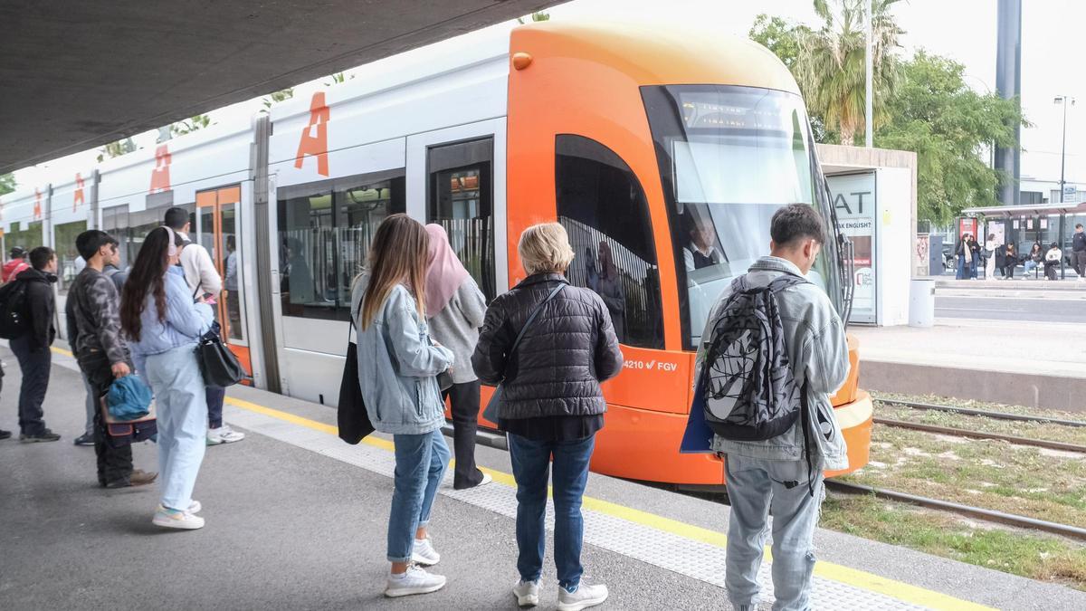 Tram que utilizan infinidad de alumno de la Universidad de Alicante