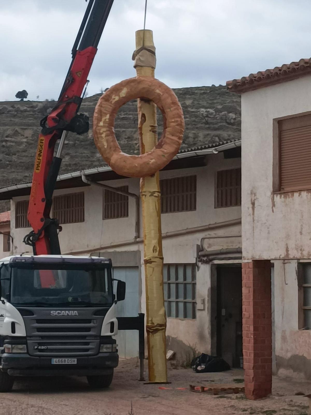 Una grúa pone recto el Rollo y Canya.