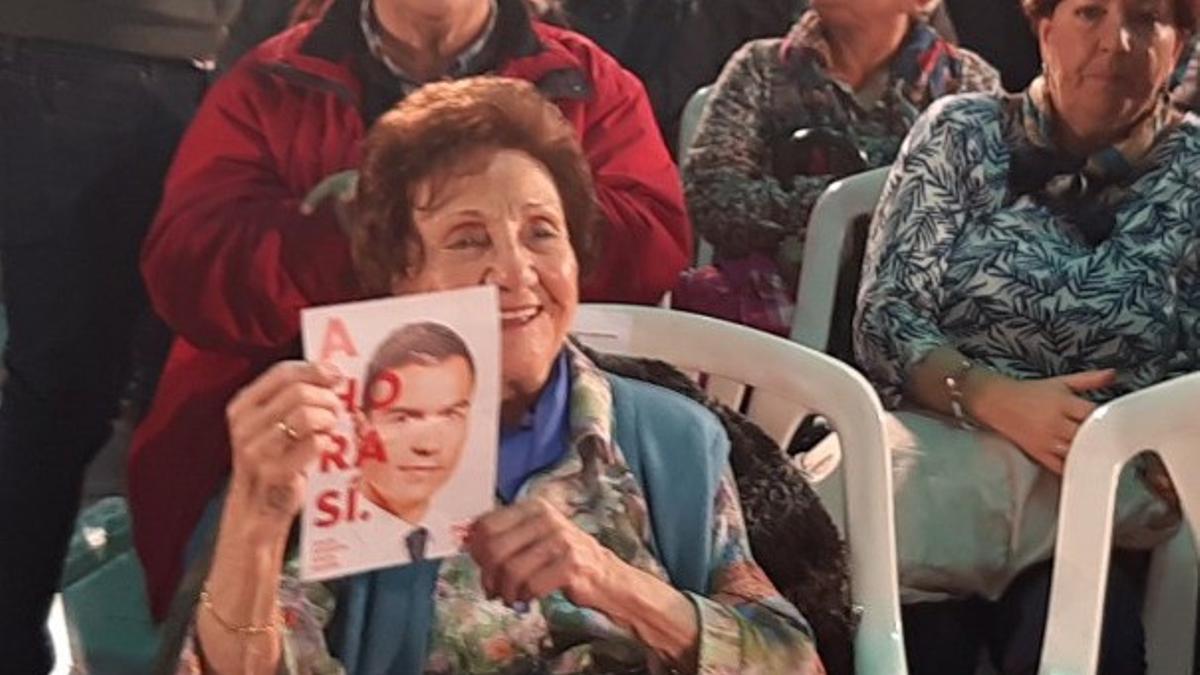 Ángeles Flórez Peón 'Maricuela', histórica militante socialista fallecida este jueves en Gijón, durante su asistencia a un mitin de Pedro Sánchez en 2019.