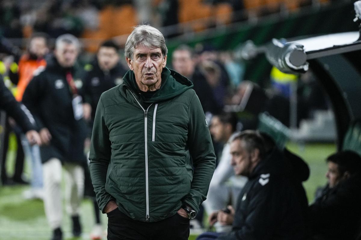 Manuel Pellegrini observa durante el partido de octavos de final de la Copa del Rey disputado entre el Real Betis y el Elche CF en el estadio La Cartuja