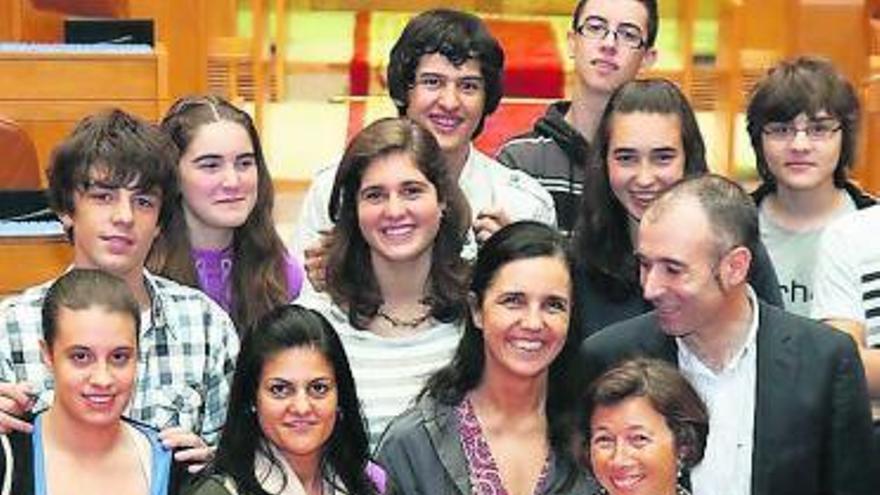 La presidenta del Parlamento gallego, Pilar Rojo, en el centro, junto a docentes y alumnos del instituto veigueño.
