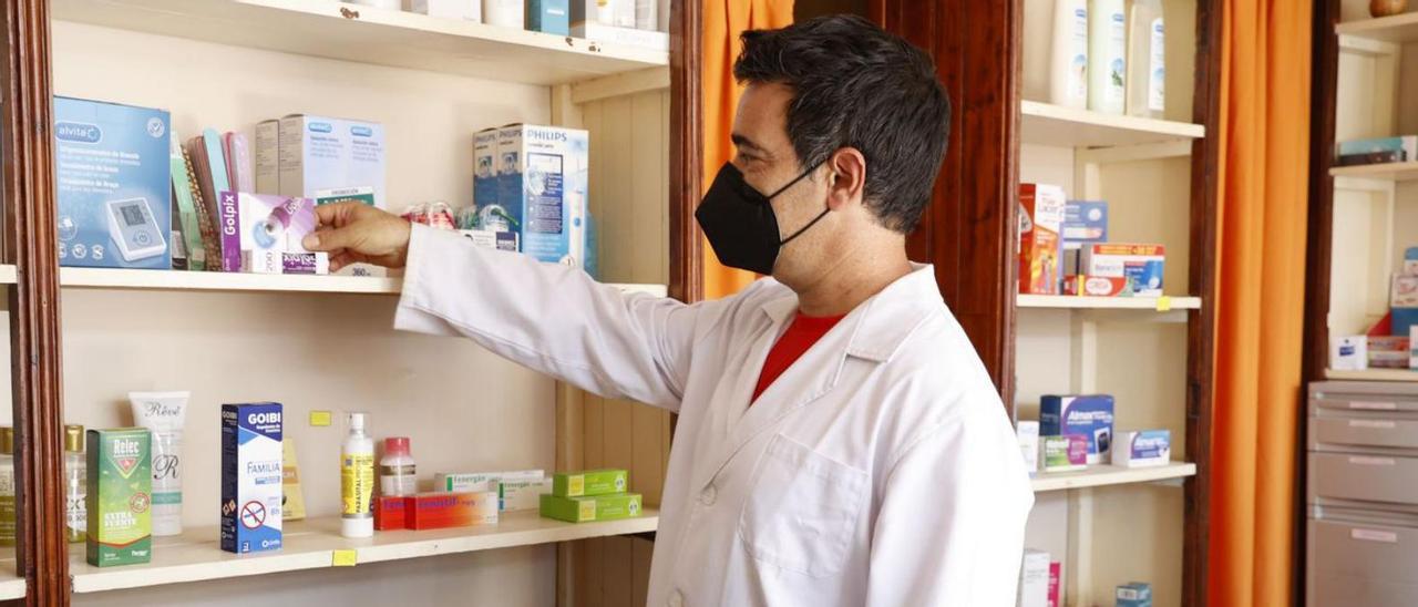 Un farmacéutico organiza los medicamentos en una farmacia rural en Casas Altas. | FERNANDO BUSTAMANTE