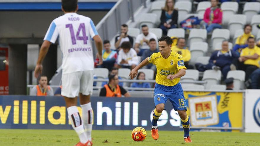 Roque Mesa en una acción del encuentro frente al Málaga en el Estadio de Gran Canaria