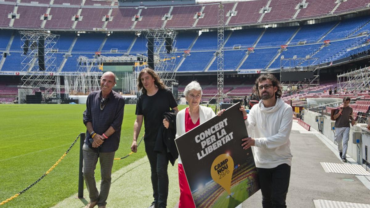 Lluís Llach, Muriel Casals, Lluís Danés y Gerard Quintana, en la presentación del concierto en el Camp Nou.
