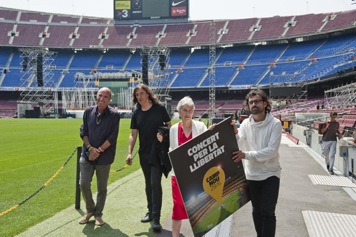 Lluís Llach, Muriel Casals, Lluís Danés i Gerard Quintana, en la presentació del concert al Camp Nou. Lluís Llach, Muriel Casals, Lluís Danés i Gerard Quintana, en la presentació del concert al Camp Nou.