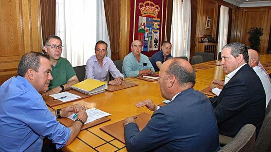 Francisco J. Requejo y José Luis Prieto, junto al resto de miembros de la Junta de Gobierno de la Diputación.