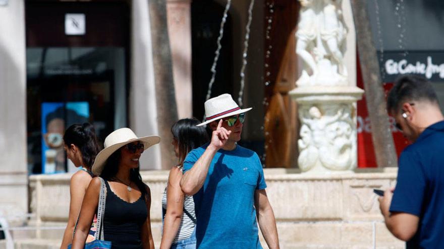 Turistas paseando por el centro de la ciudad.