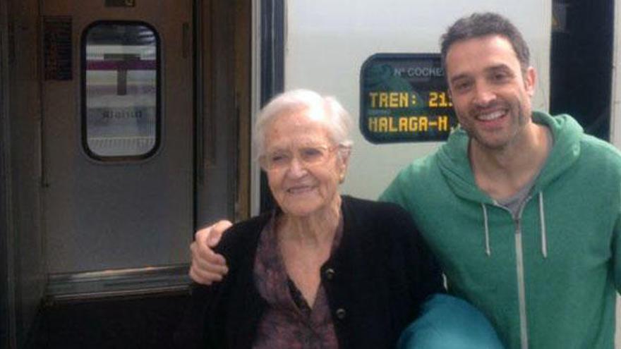 Daniel Guzmán y su abuela, rumbo a Málaga.