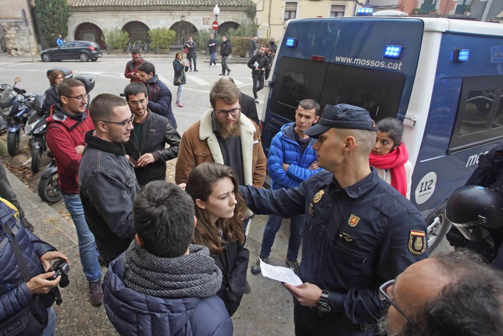 Concentració de suport als investigats pel tall de l'AP-7 a Salt