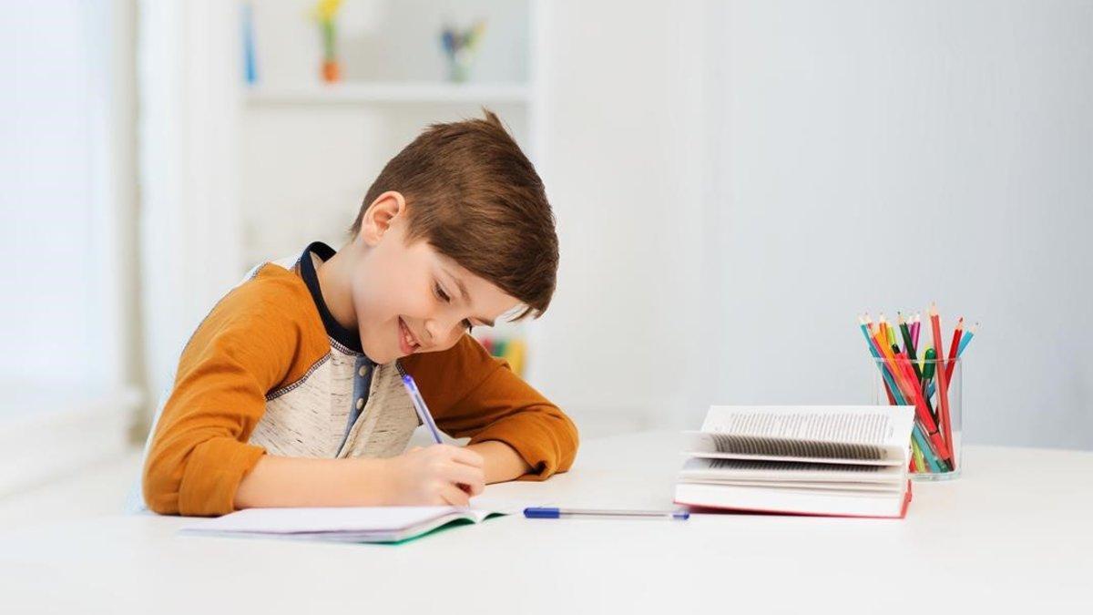 Un niño haciendo los deberes en casa