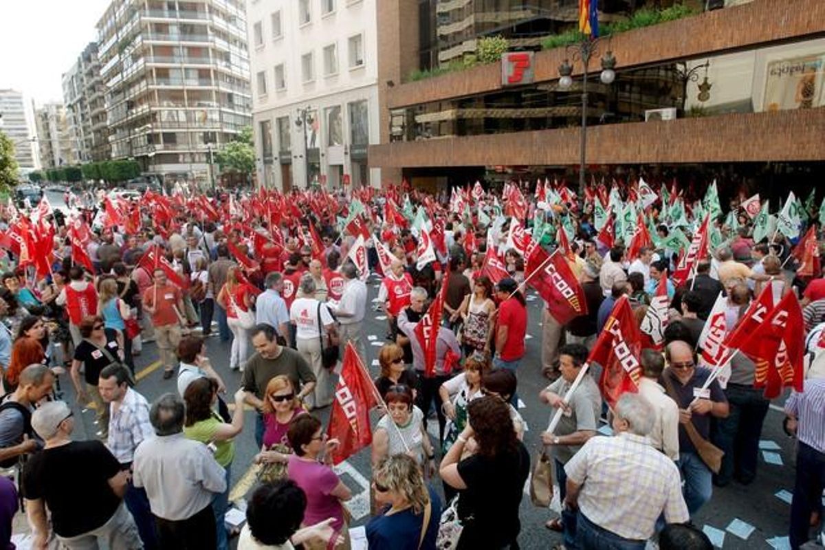 Treballadors del sector públic protesten davant la delegació del Govern de València.