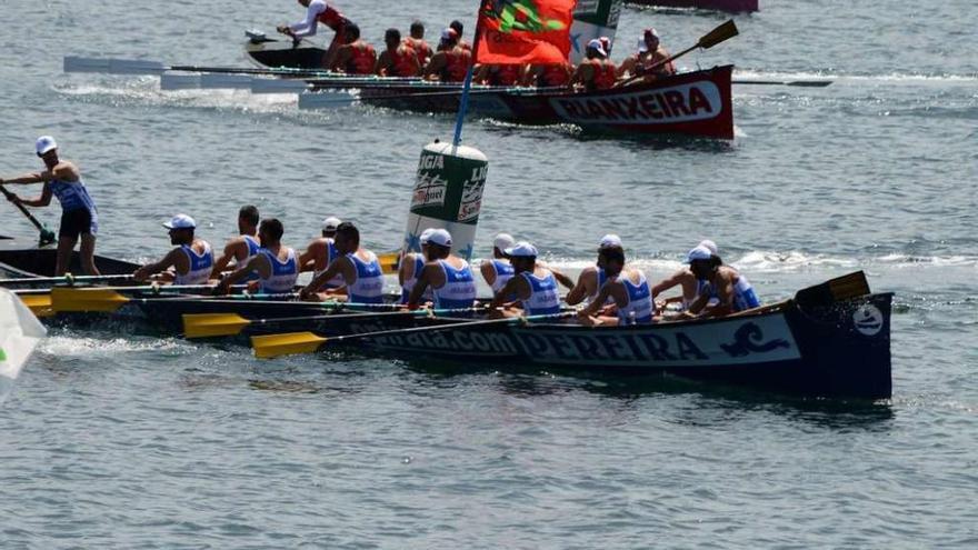 La tripulación de Tirán Pereira, en primer término, en una regata anterior en Moaña. // Gonzalo Núñez