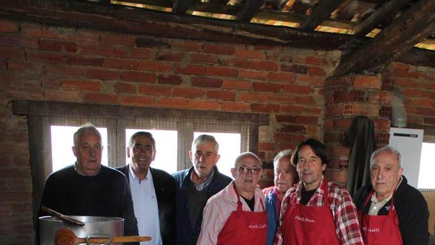 Los encargados de cocinar para el evento.