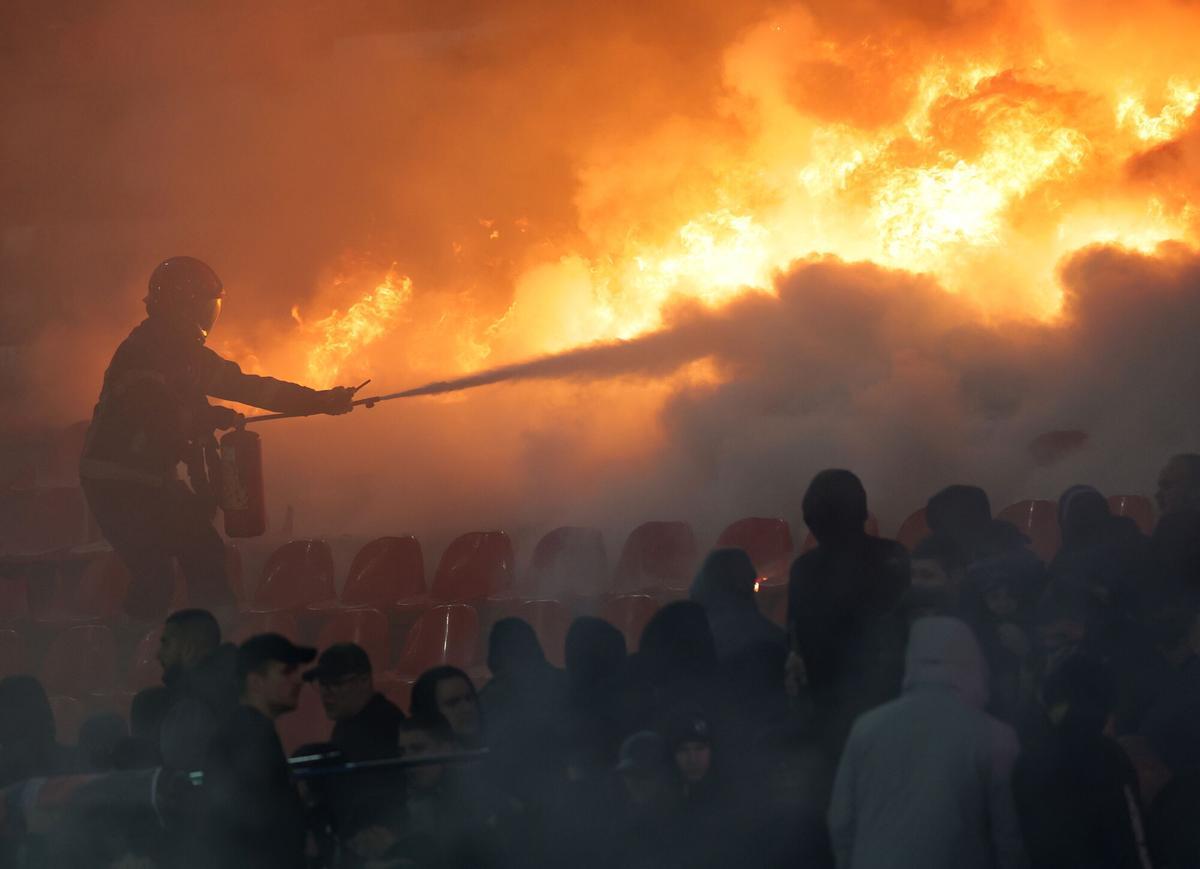 Los ultras del Partizan queman el estadio del Estrella Roja en el derbi de Belgrado