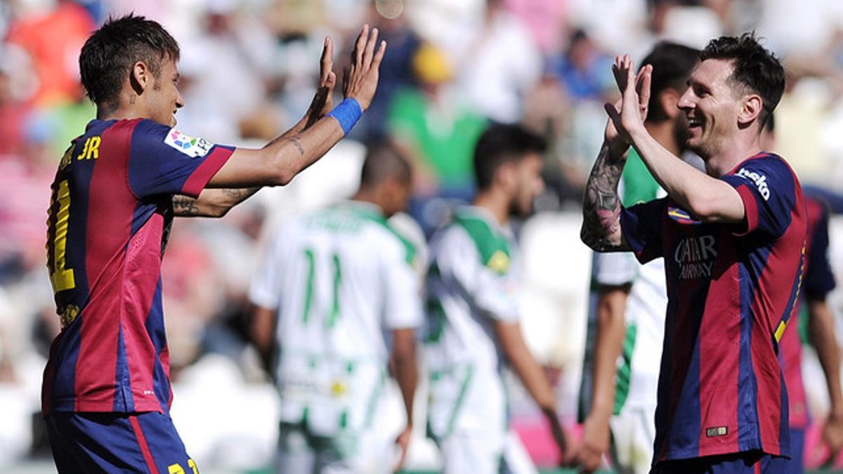 Messi felicita a Neymar por su gol ante el Córdoba, tras cederle el penalti al brasileño