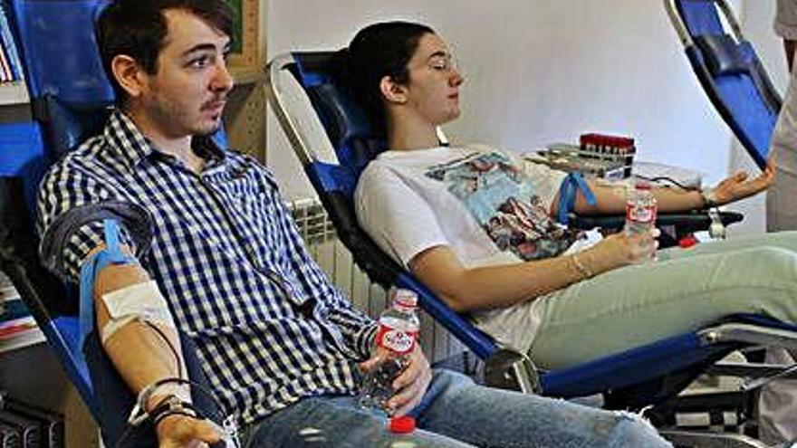 Dos donantes jóvenes durante el comienzo de la extracción de sangre.