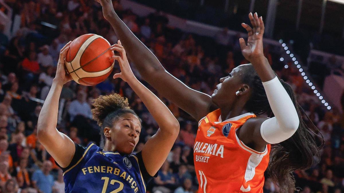 Awa Fam, de nuevo entre las más destacadas del Valencia Basket.