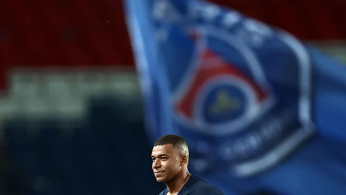 El delantero francés del Paris Saint-Germain, Kylian Mbappe, observa el final del partido de fútbol de la L1 francesa entre el Paris Saint-Germain (PSG) y el Ajaccio en el Parc des Princes de París, el 13 de mayo de 2023.