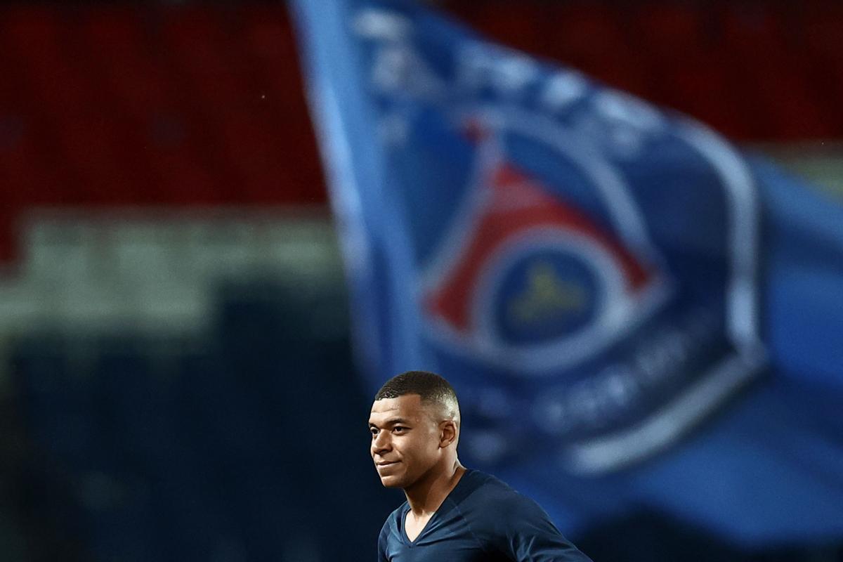 El delantero francés del Paris Saint-Germain, Kylian Mbappe, observa el final del partido de fútbol de la L1 francesa entre el Paris Saint-Germain (PSG) y el Ajaccio en el Parc des Princes de París, el 13 de mayo de 2023.
