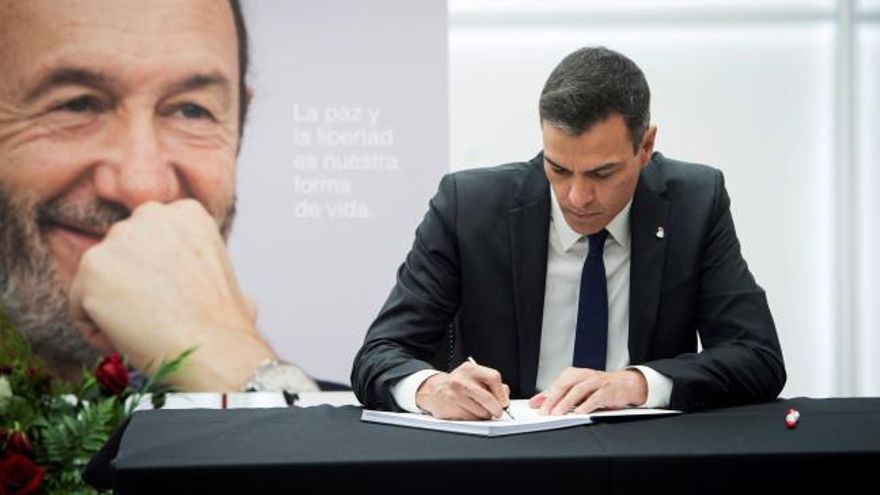 Sánchez firma el libro de condolencias tras la muerte de Rubalcaba