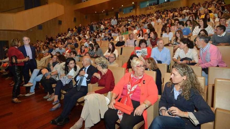 El auditorio del centro social Afundación se llenó para acoger la gala benéfica. // G. Santos