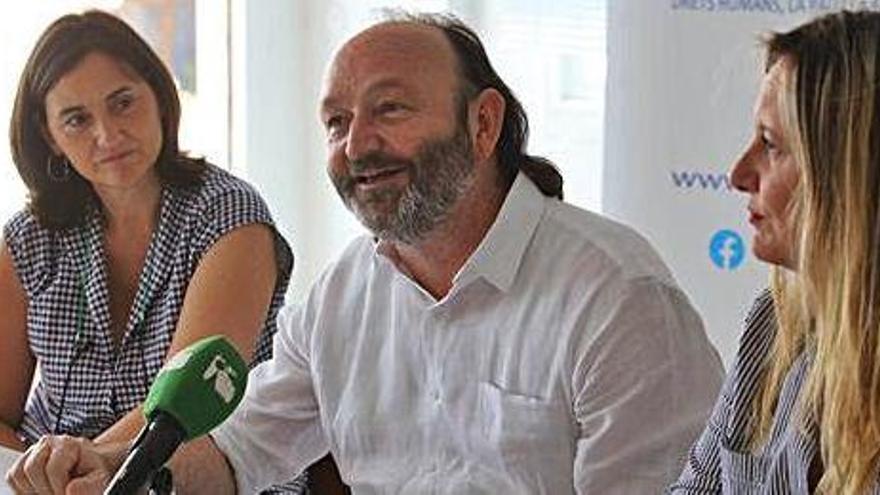 Isabel Pizà, Moncho Ferrer y Carmen Boned, en la sede del Fons Pitiús de Cooperació.