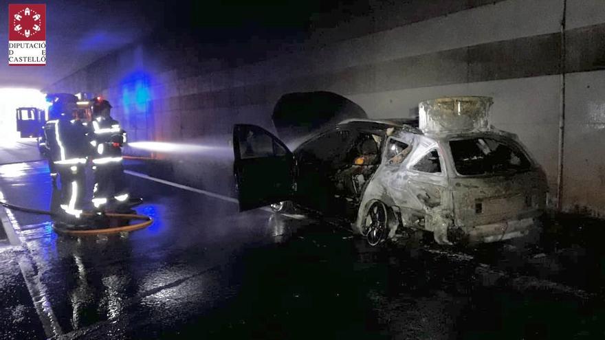 Arde un vehículo en Jérica bajo el puente de la autovía